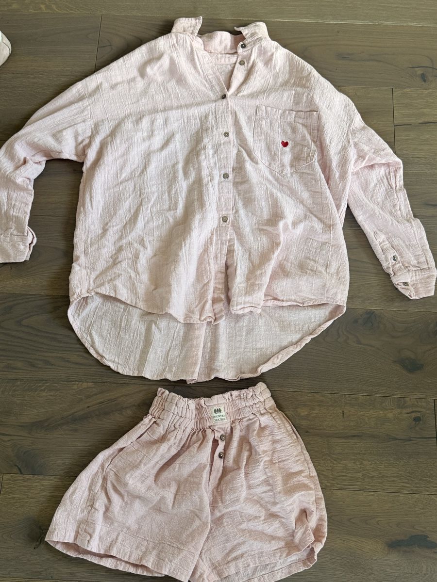 Lotti di vestiti: Shirt and shorts set – Usato da Zürich venduto da Bellinka23