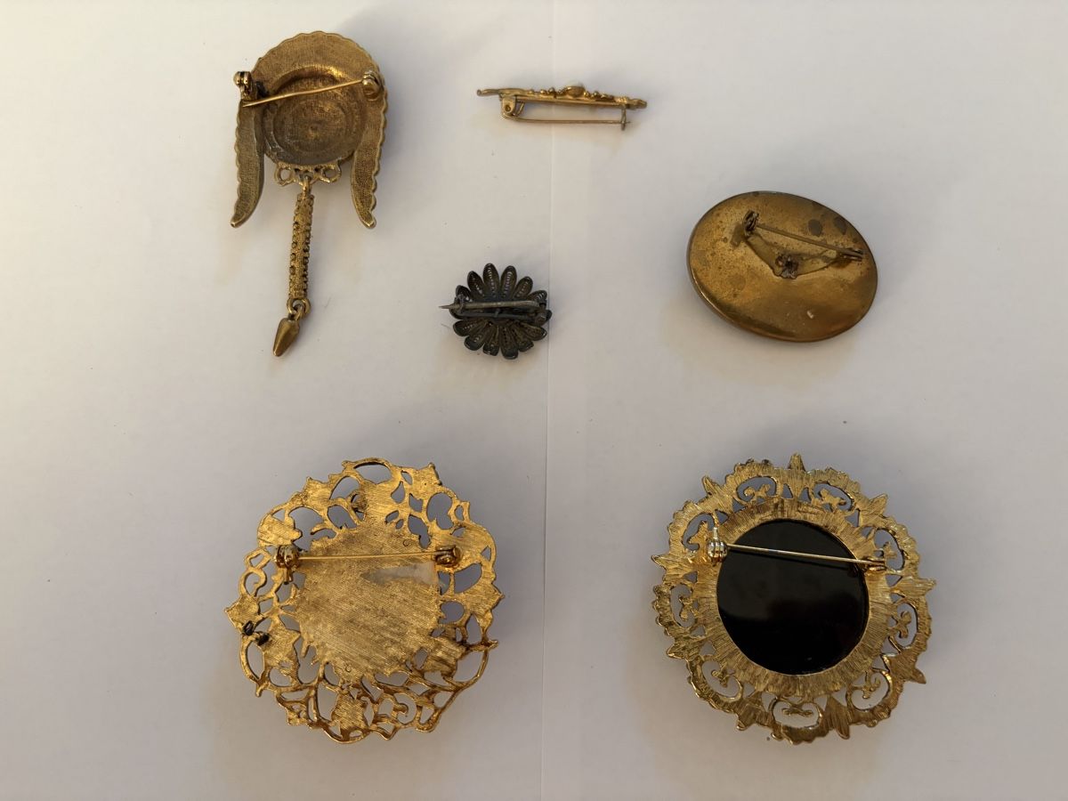 Autres bijoux: 🔴 6 Broschen, Modeschmuck Vintage – D'occasion à Bern par estalin 1