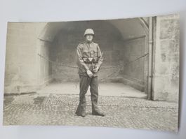 Historische Fotografie Soldat mit Waffe und Helm R3