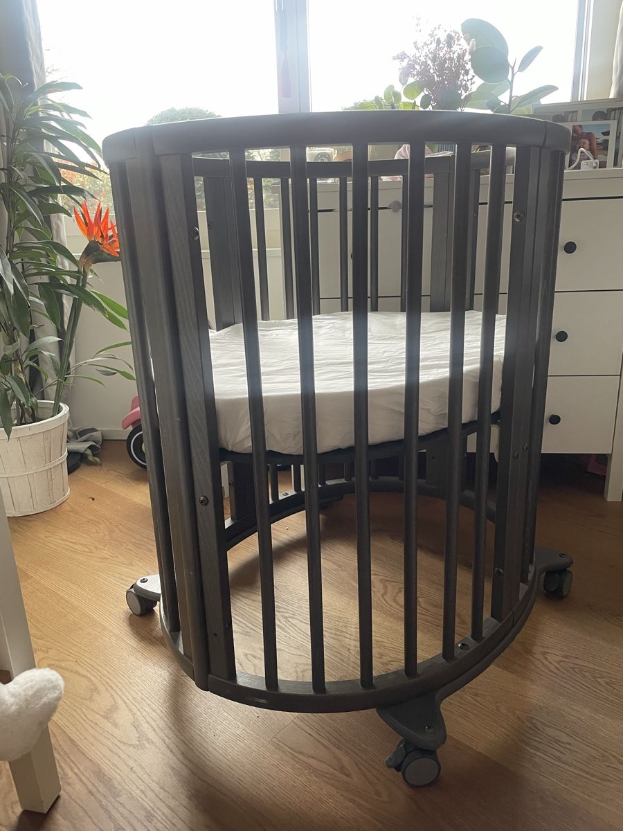 Betten: Stokke mini Baby Crib Grey with Wheels  – Neu (gemäss Beschreibung) aus Kilchberg ZH von Findyourself