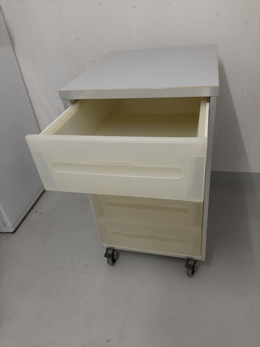 Ikea Banconi: Rollcontainer mit vier Schubladen  – Usato da Mettmenstetten venduto da Naedu11 1