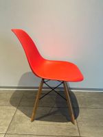 2 chaises rouges