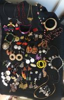 Viel Schmuck & Deko: Halsketten, Ohrringe, Armbänder – So...