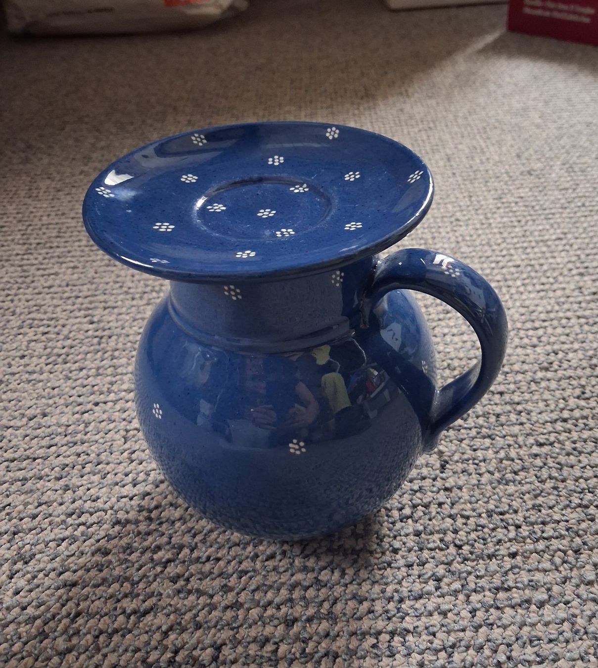 Set di piatti: Tiefblaue Keramikkaraffe mit Teller, weisse Blümchen – Usato da Wald ZH venduto da e8e 4