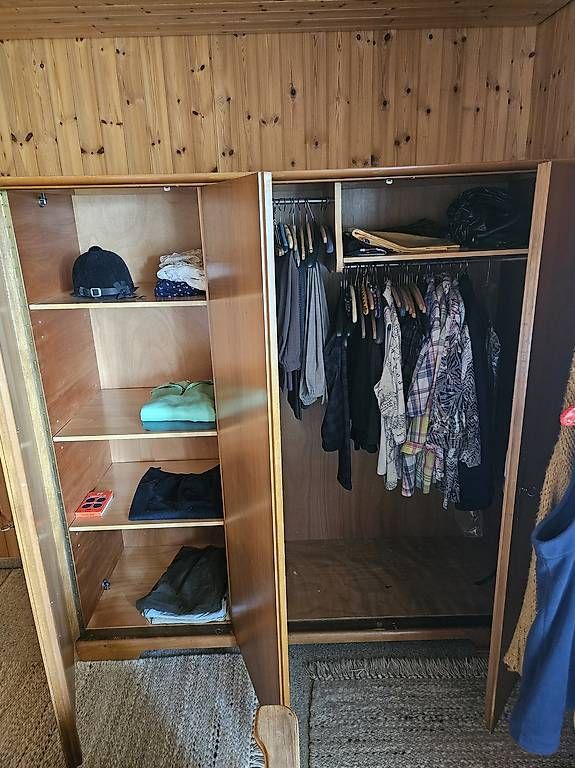 Armoires: Kleiderschrank – D'occasion à Degersheim par jakschw