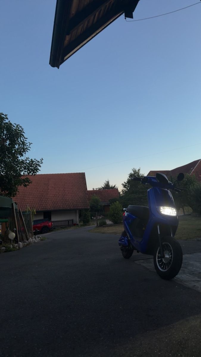 Scooter: Blauer Roller mit LED Licht in gutem Zustand – Usato da Ins venduto da lis_88yc