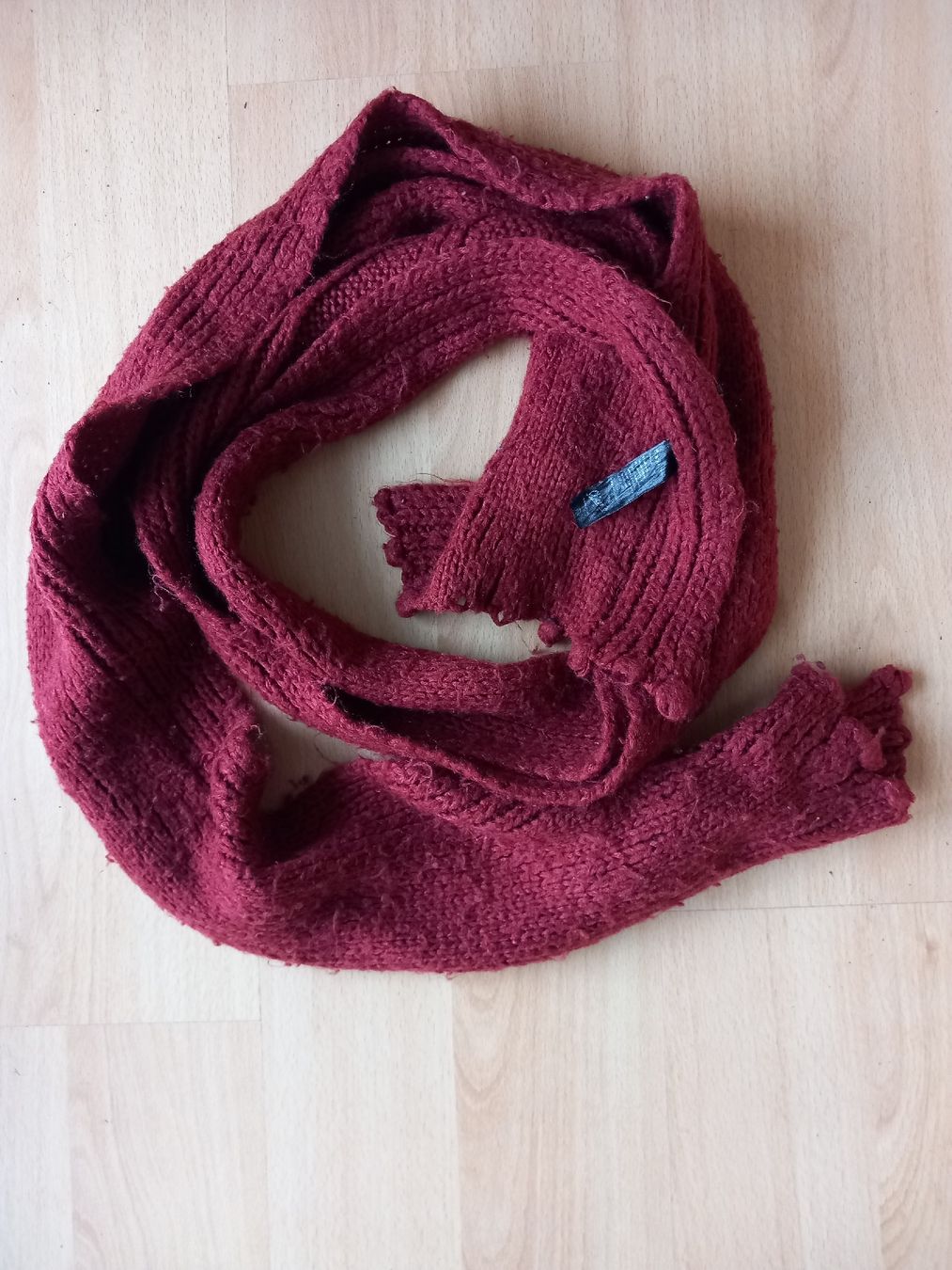 Foulards, Tücher & Schals: Écharpe tricotée bordeaux – Gebraucht aus Faoug von per_kp6r