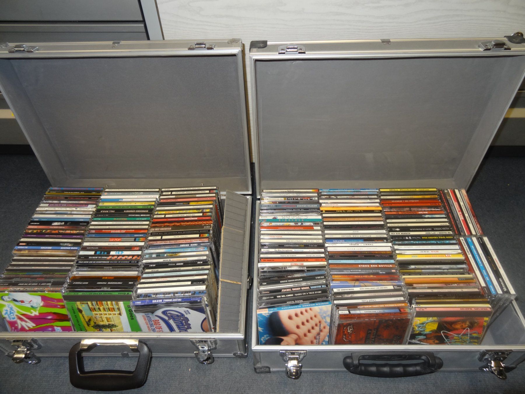 CDs: CD Sammlung 2 Aluminiumkoffer Pop , Alternative ca 150 Stück – D'occasion à luzern par musicandart