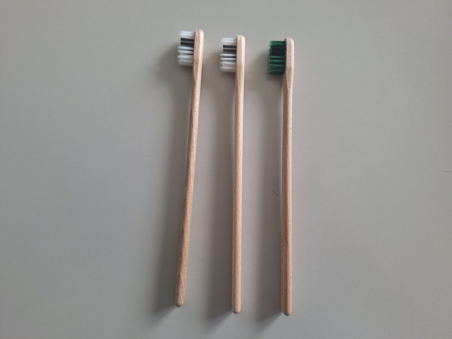 Cura dei denti: vVARDIS Zahnbürsten 3er Set aus Holz – Nuovo e nell'imballaggio originale da Zürich venduto da Baer21 1