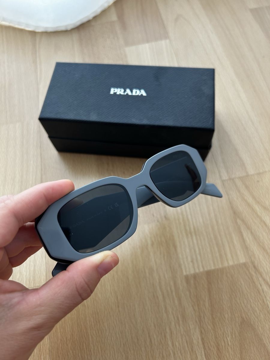 Prada Lunettes & Verres: Sonnenbrille Prada Milano SPR17W – Neuf avec emballage d'origine à Stansstad par Leruac 3