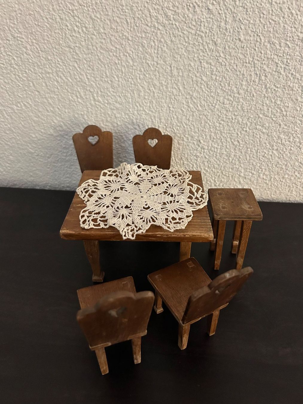 Case e mobili per bambole: Puppenstubenmöbel, Holztisch mit Stühlen – Usato da Liestal venduto da Blueberrymuffin._ 1