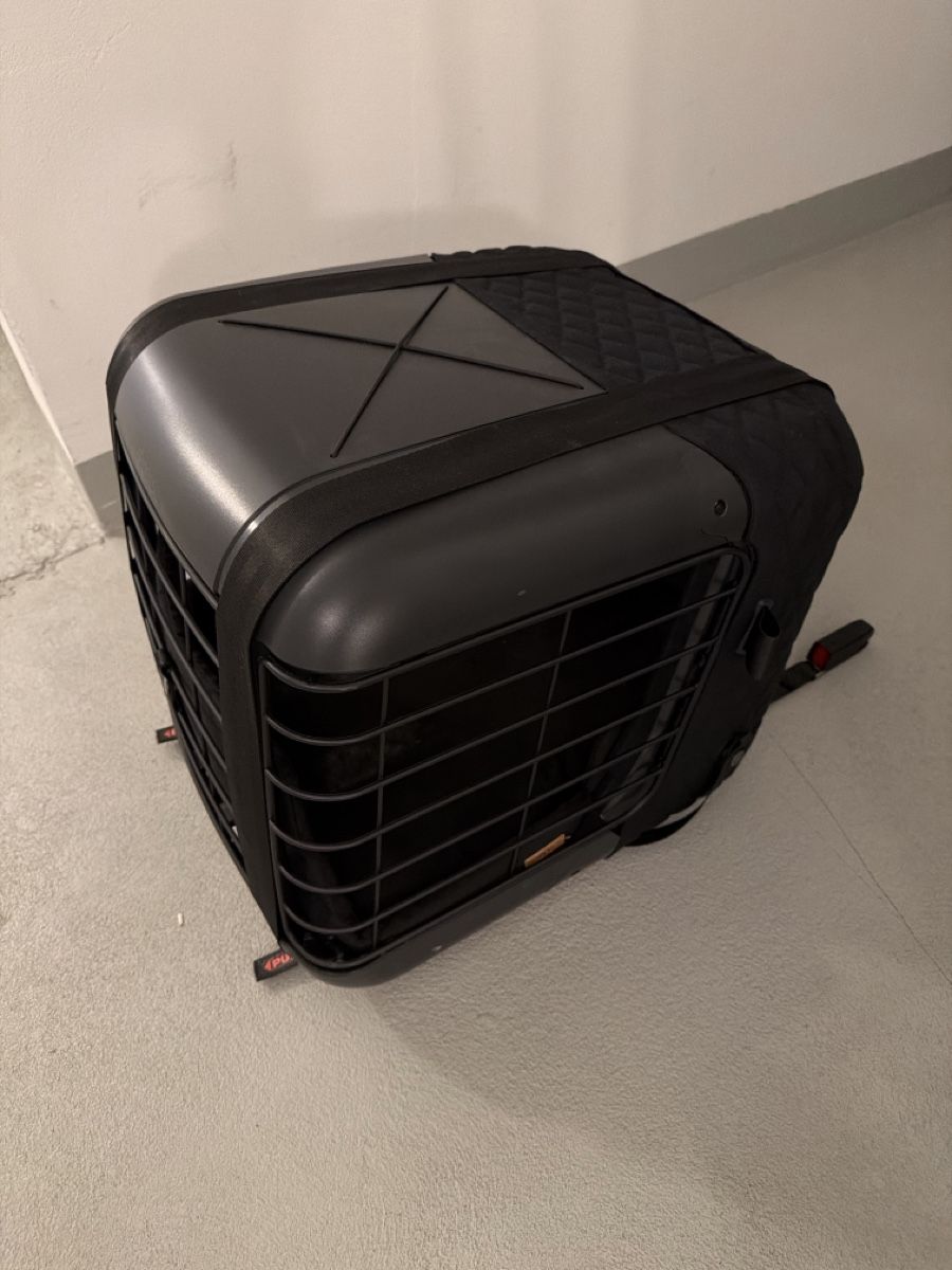 Käfige, Transport & Sicherheit: Hundebox schwarz mit Isofix Halterung – Gebraucht aus Egolzwil von Jrg2005privat