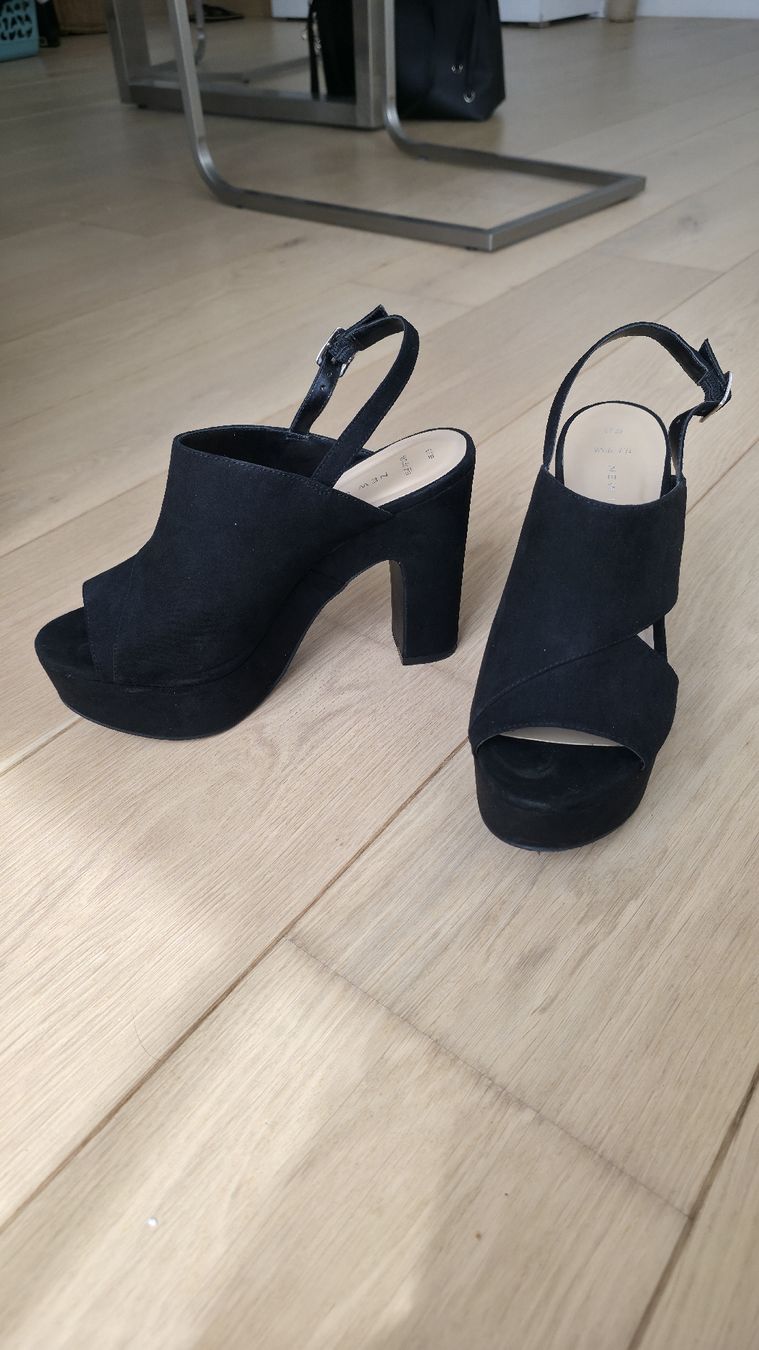 New Look Scarpe da donna: Schwarze Plateau-Sandalen mit Absatz – Usato da Lengnau AG venduto da SBOA_ 2