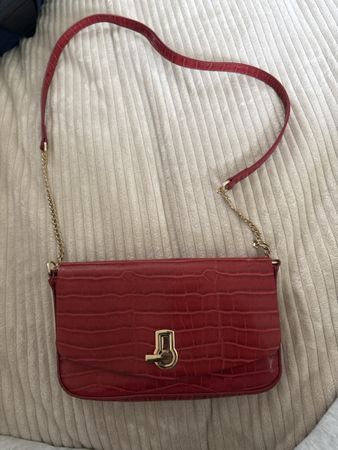 Rote Umhängetasche in Kroko-Optik mit Goldkette