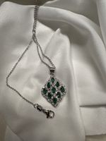 Collier avec pendentif cristaux verts ton argenté