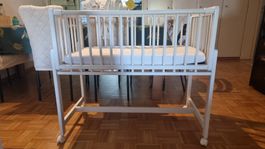 Geuther-Beistellbett aus Holz, inklusive Matratze
