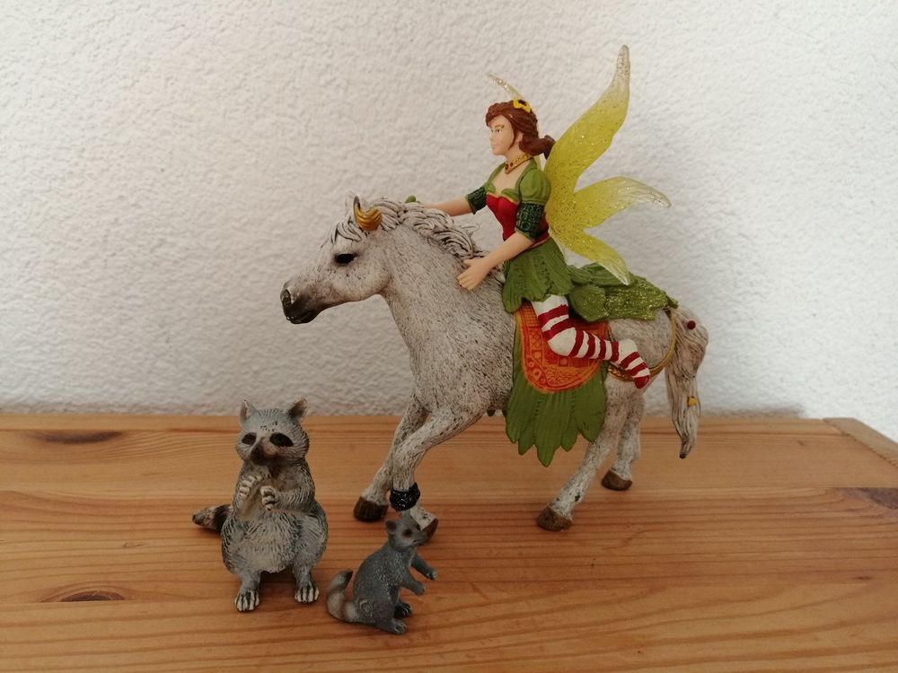  Foto zu Schleich Elfe auf Pferd mit Waschbär (Gebraucht) in Hüntwangen für CHF 
