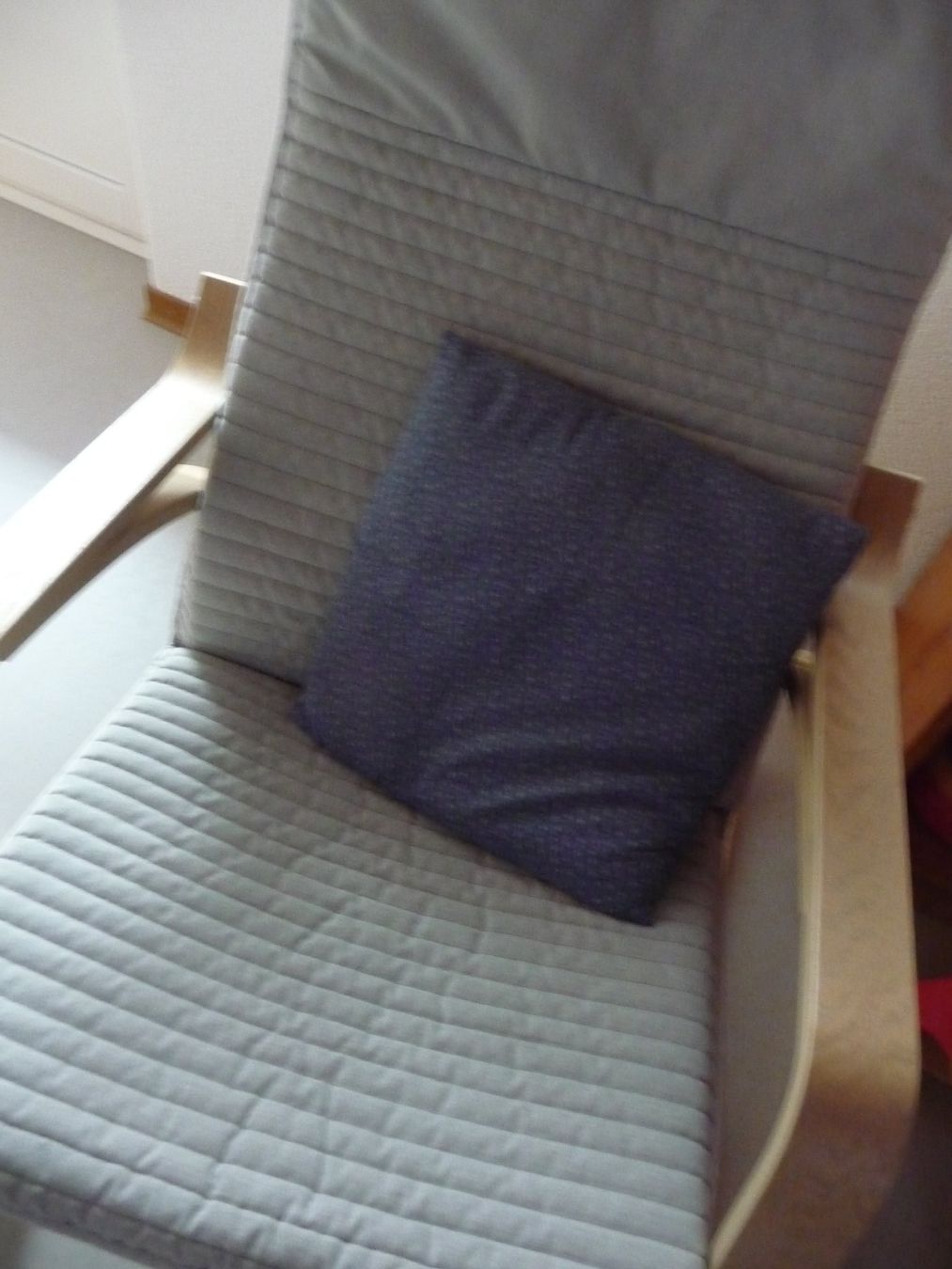 Ikea Sessel: Poäng Schaukelstuhl mit Hocker, neuwertig – Neu (gemäss Beschreibung) aus Kirchberg BE von lavendel02 4