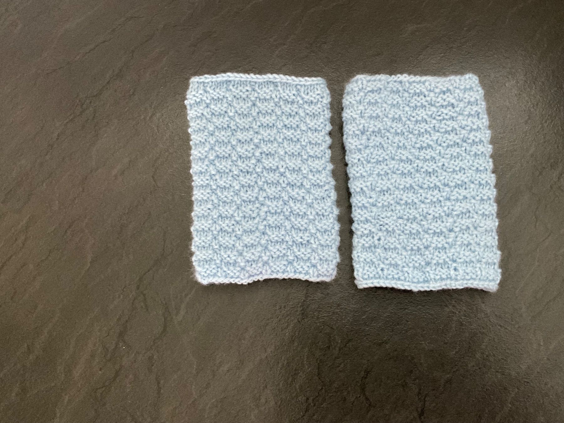 Guanti & manicotti: Handgestrickte Pulswärmer - Amedisli - hellblau – Nuovo (secondo la descrizione) da Wetzikon ZH venduto da FeeF