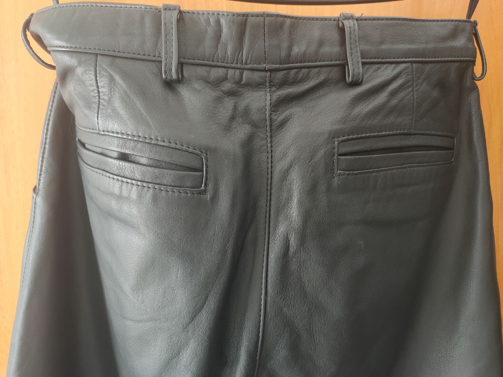 Pantaloni: Schwarze Lederhose Gr. 42, echtes Leder – Nuovo (secondo la descrizione) da Oberwil b. Büren venduto da 3298Oberwil 4