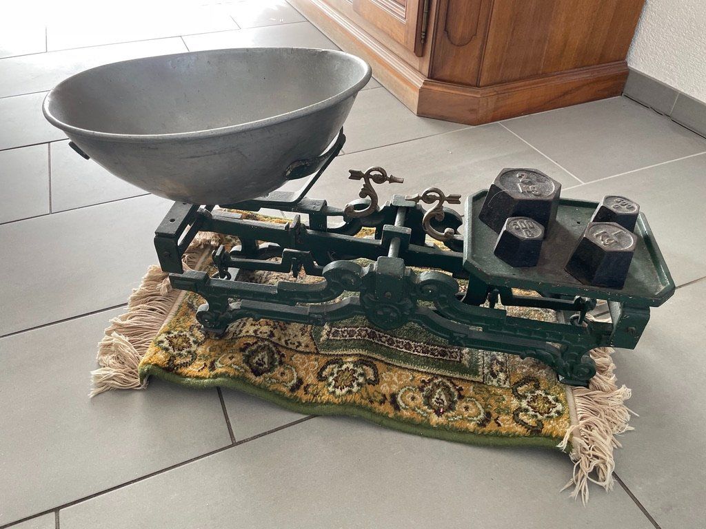 Bilance e pesi: Alte Waage mit Gewichten 75x32cm – Usato da Gelterkinden venduto da RemoViscardi