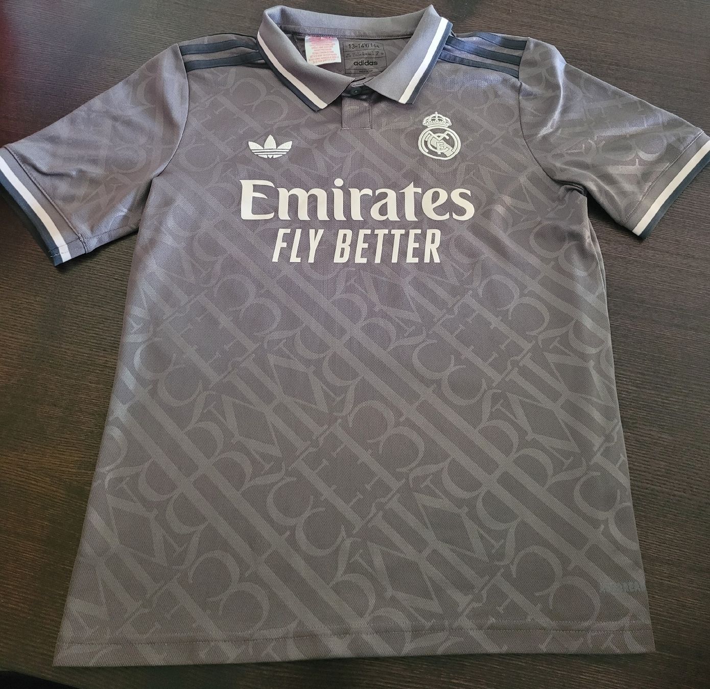 Adidas Scarpe, pantaloni & magliette da ginnastica: maillot Real Madrid extérieur – Usato da Dombresson venduto da Angeldeneuchatel