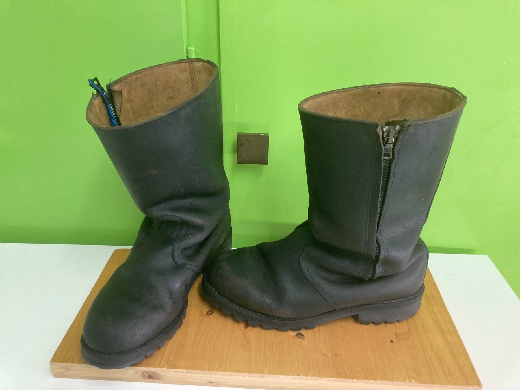 Scarpe da uomo: Bottes en cuir véritable des années 80 – Usato da Vuarmarens venduto da Leonchuv