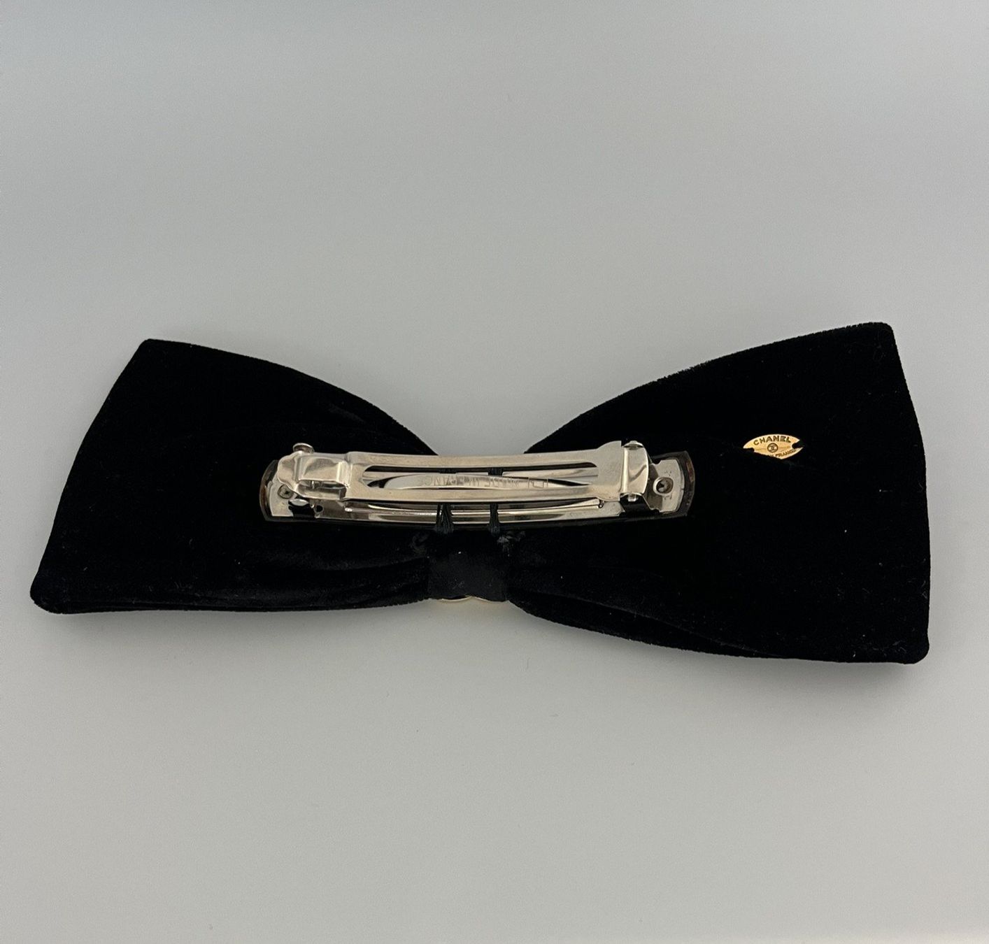 Chanel Accessori per capelli: Chanel Haarspange Samt schwarz – Usato da Wettswil venduto da PeterVoArosa 1