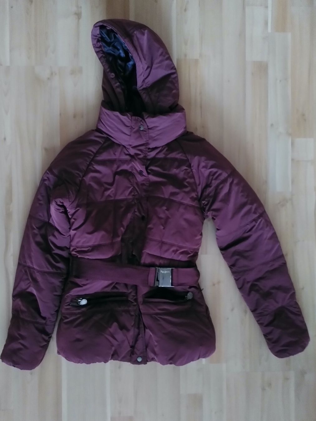 Pepe Jeans Giacche: Pepe Jeans Winterjacke, bordeauxrot, Gr. M – Usato da Brugg AG venduto da olamim
