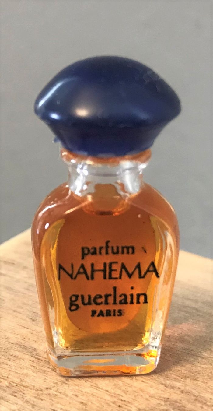 Guerlain Profumi & Eau de Toilette: Nahema Guerlain Parfum 2 ml vintage – Usato da Rothrist venduto da Luckywinner
