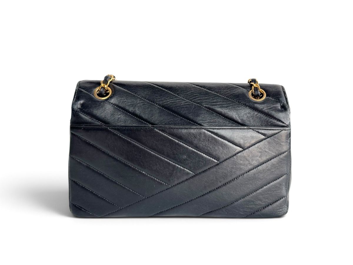 Chanel Taschen für Damen: Chanel Medium Chevron Flap Bag Tasche – Gebraucht aus Kriens von hannaandkiko 4