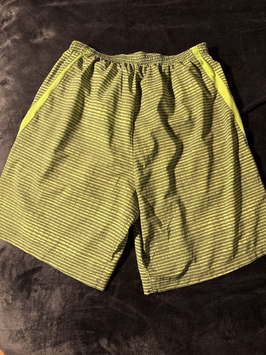 Nike Pantaloni: Short Nike de sport – Nuovo (secondo la descrizione) da Villeneuve VD venduto da Edi_h