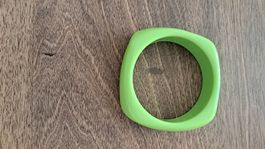 bracelet en résine vert (4ème en haut)