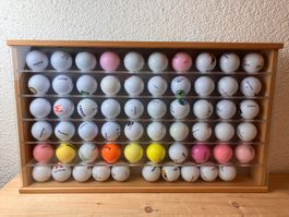 60 Stk. Golfbälle im Golfball Setzkasten / Vitrine aus Holz