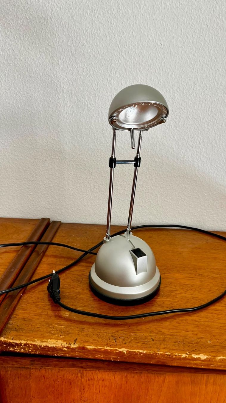 Lampen: Schreibtischlampe, silber, verstellbar – Gebraucht aus Münchenstein von sil_h6c9