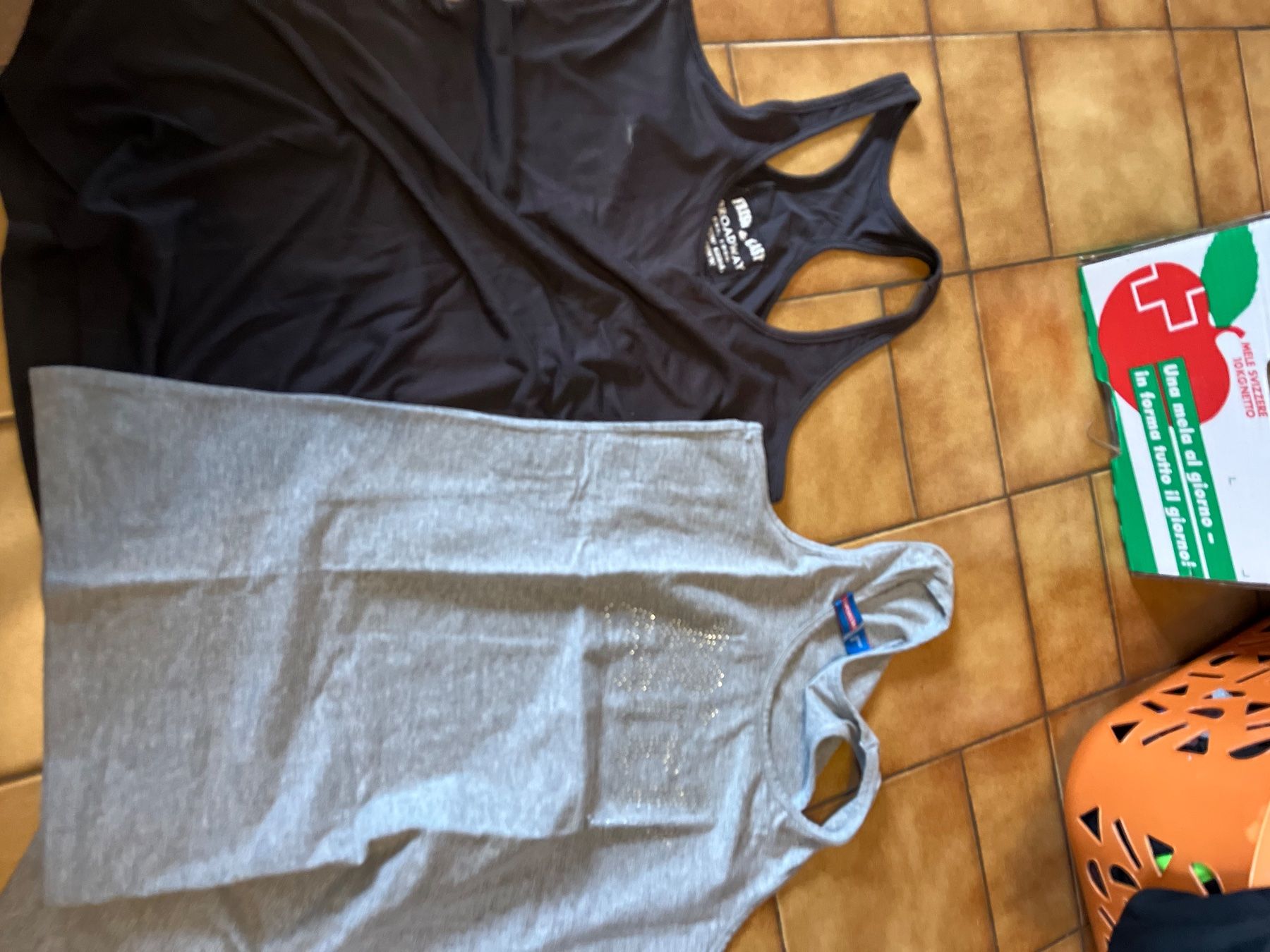 Top: Lot 4 débardeurs Taille L maman – Usato da Veyrier venduto da kimedovapa 1