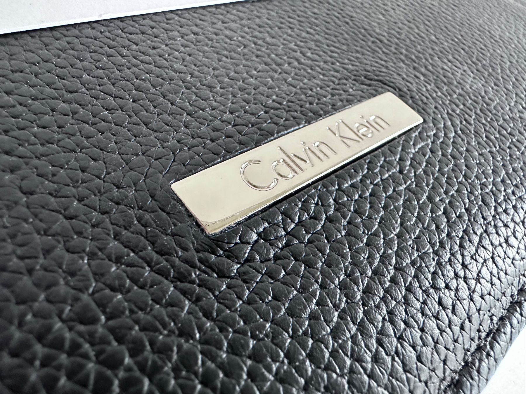 Covers & Borse: NEW > Calvin Klein real leather tablet case black schwarz – Nuovo e nell'imballaggio originale da Zürich venduto da smackpix 1