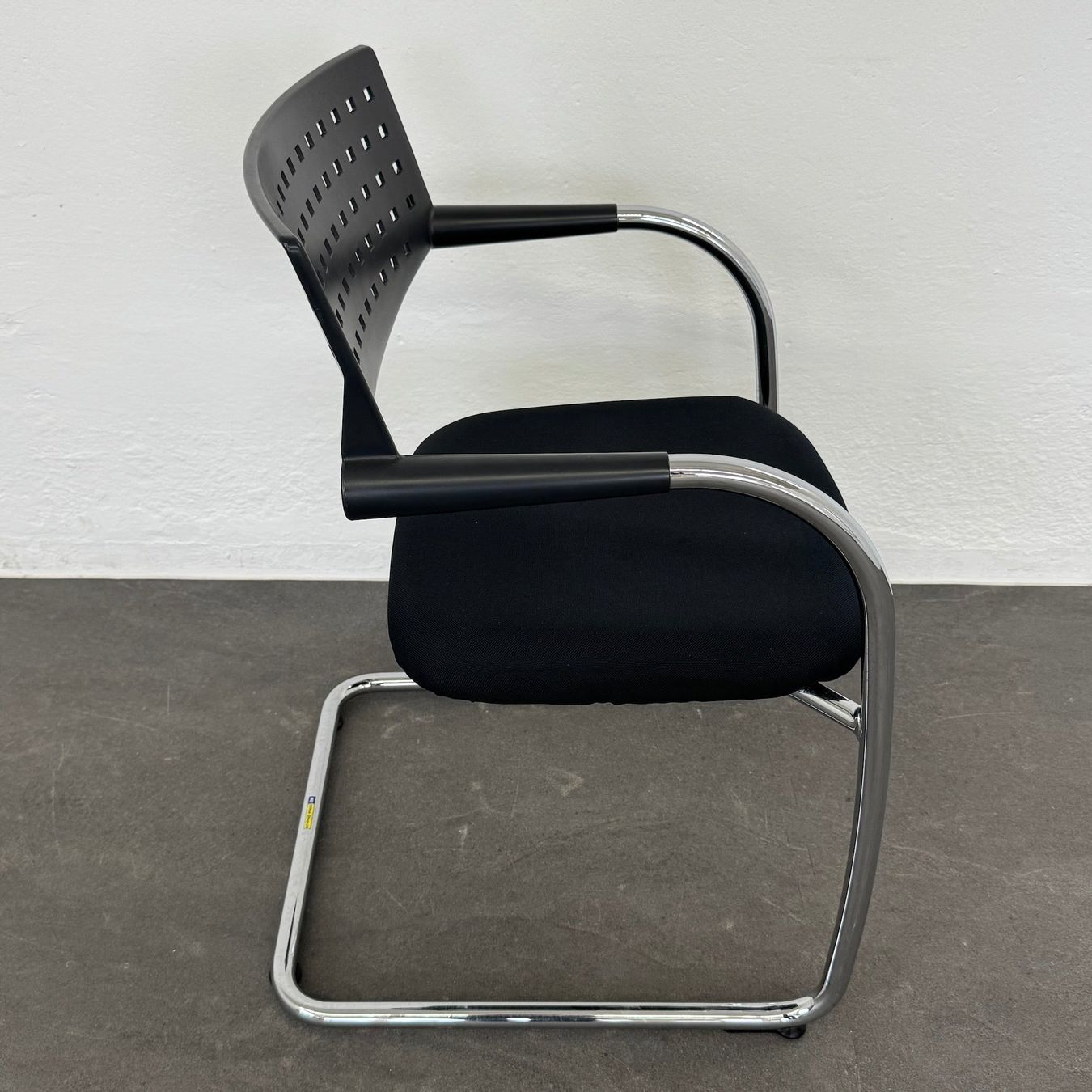 Vitra Sedie: Vitra Visavis Freischwinger - Schwarz-Chrom – Usato da Schönenwerd venduto da mcofficeshop 2