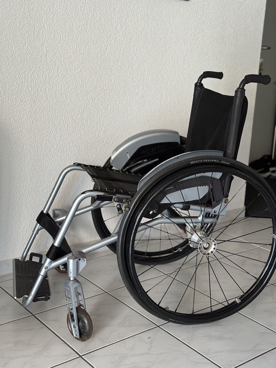 Sedie a rotelle: Proactiv Speedy Rollstuhl AF4.4 – Usato da Schübelbach venduto da Kandija
