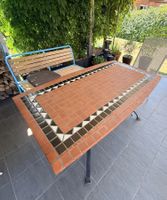 Tisch mit Terracotta- und Keramikeinlagen