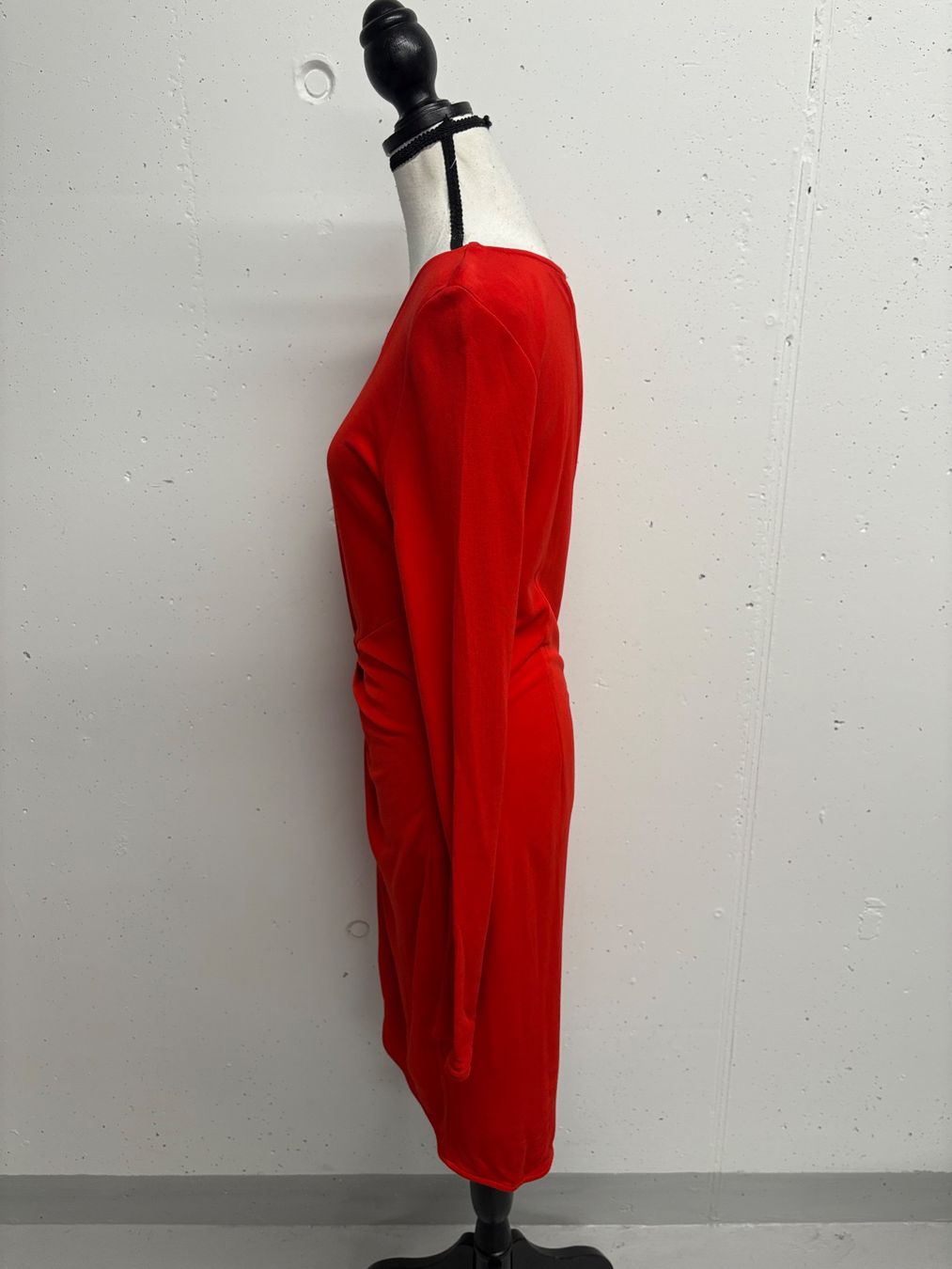 Vestiti: Halston Heritage Rotes Kleid mit Wickeloptik Gr. 34 – Nuovo (secondo la descrizione) da Regensdorf venduto da secondchancefashion 2