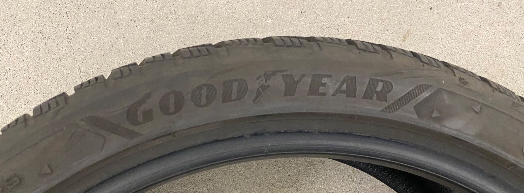 Goodyear Pneus & Kompletträder: 255/35R20 Goodyear Winter – Gebraucht aus Baar von agr_lpq8 1