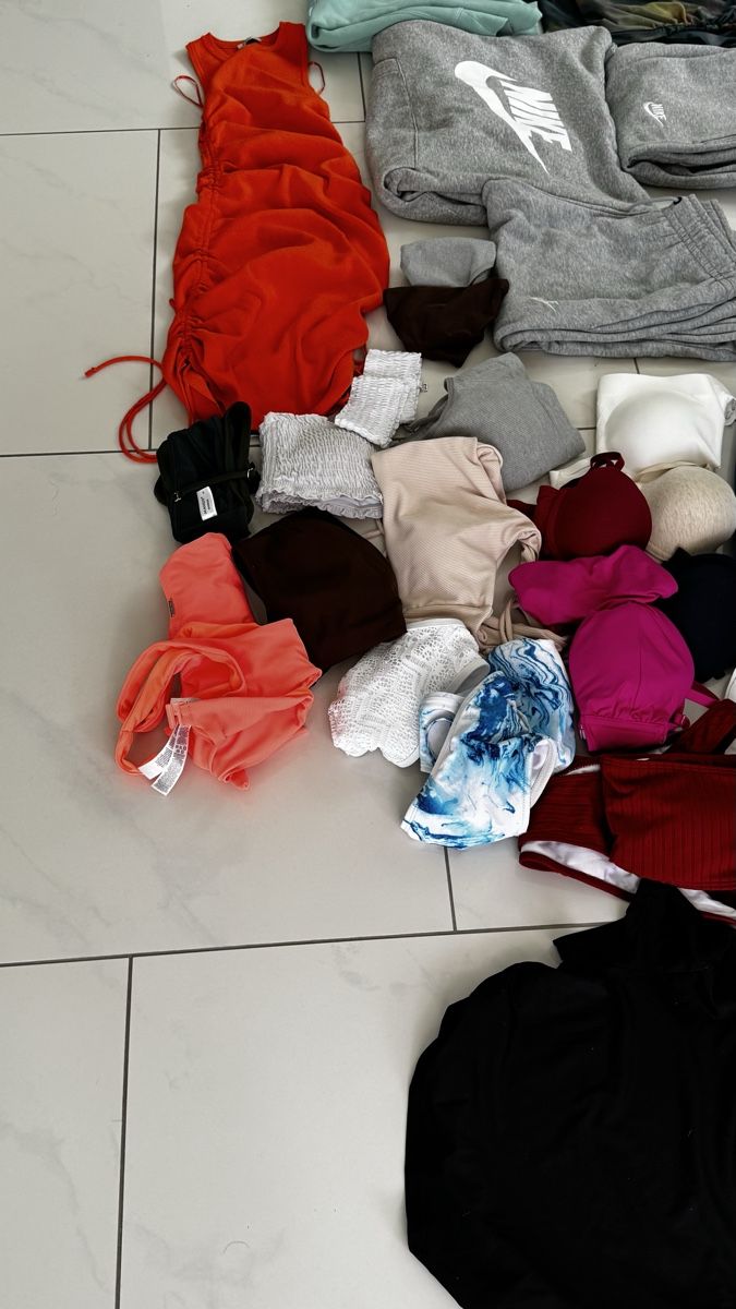 Lotti & Set di vestiti: Clothing bundle assortment various brands acceptable – Usato da hochdorf venduto da tariq1 4
