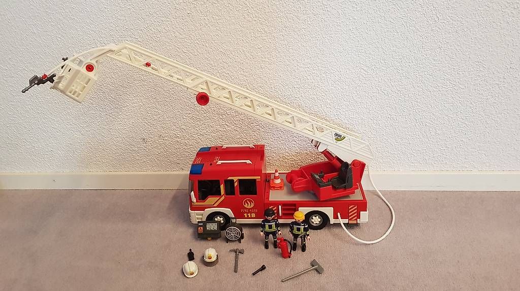 Playmobil Spielzeuge: Playmobil Feuerwehrauto mit Drehleiter – Gebraucht aus Niederönz von chaeferli013