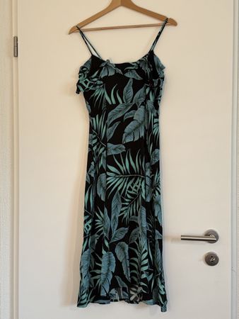 Tropical Leaf Print Sundress - Perfect for Summer Days!