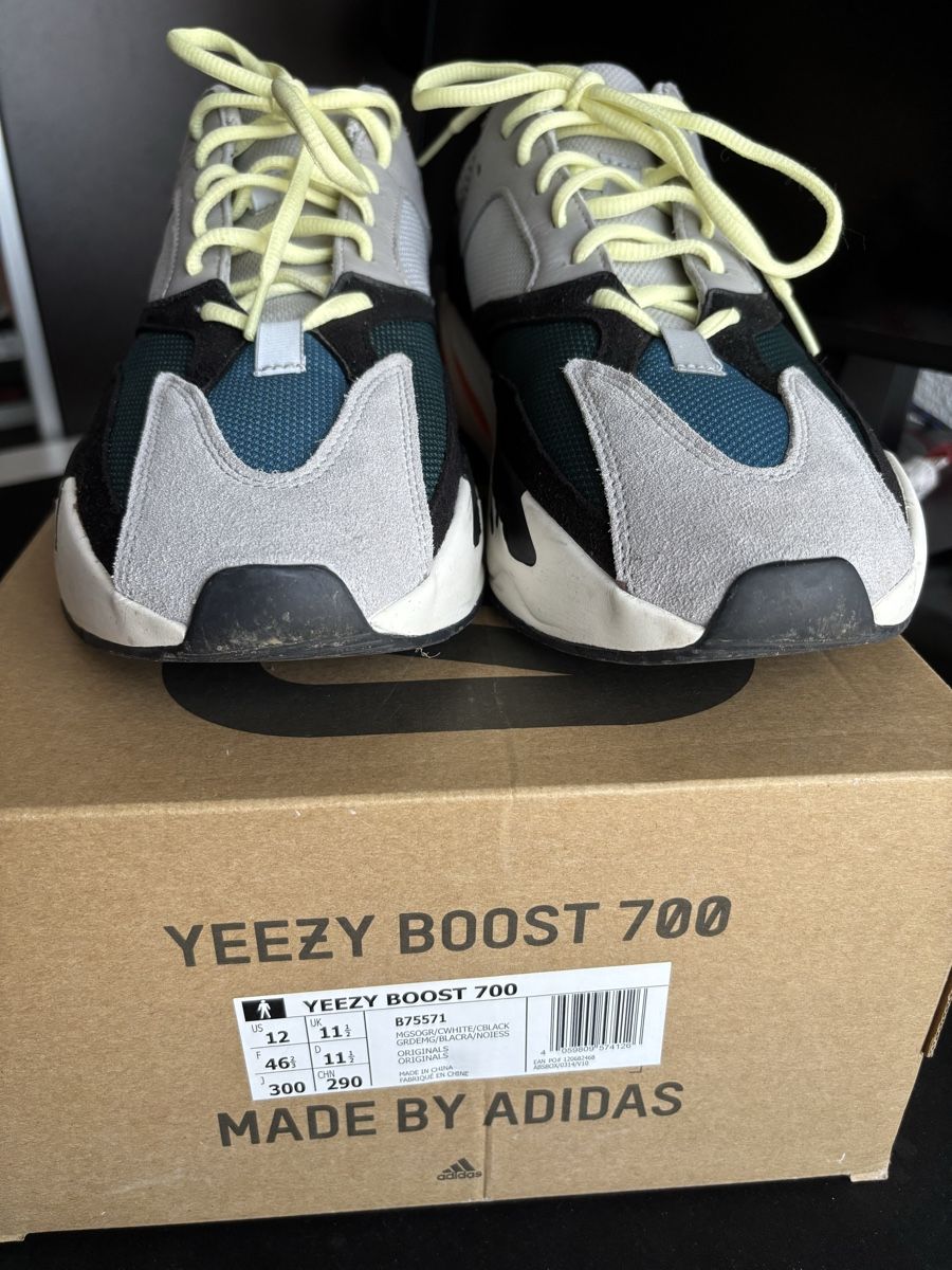 Adidas Herrenschuhe: adidas yeezy boost 700 wave runners, US 12 – Gebraucht aus Langnau am Albis von CollectingCoRe 4