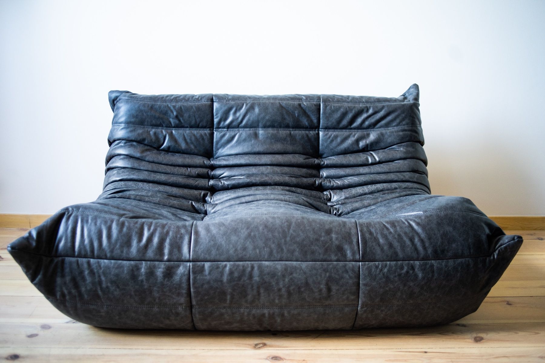 Ligne Roset Divani: Neu gepolstertes Original Togo 2er Sofa – Usato da Zürich venduto da ERATOMIUM