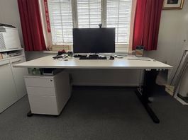 Elektrisch höhenverstellbarer Schreibtisch 180x90