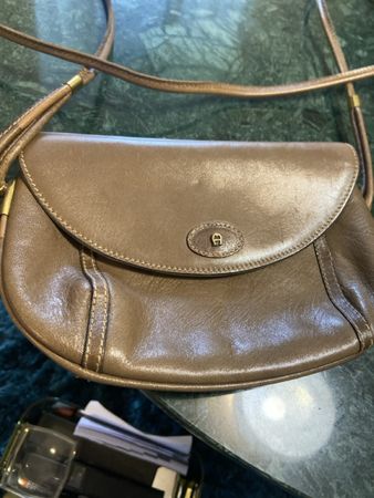 Sac à bandoulière Aigner vintage en cuir véritable. 47