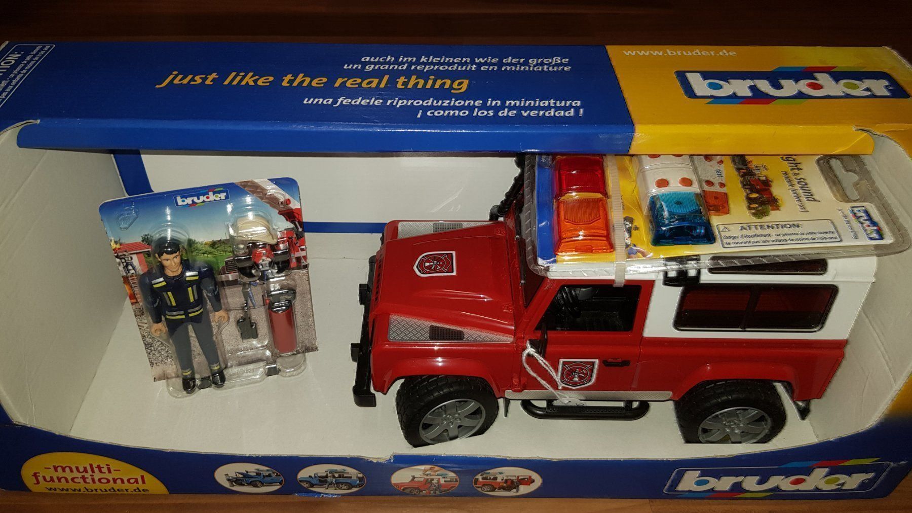 Bruder Giocattoli: Bruder Defender Feuerwehr mit Figur – Nuovo e nell'imballaggio originale da Schwarzenburg venduto da flamingo1970 1